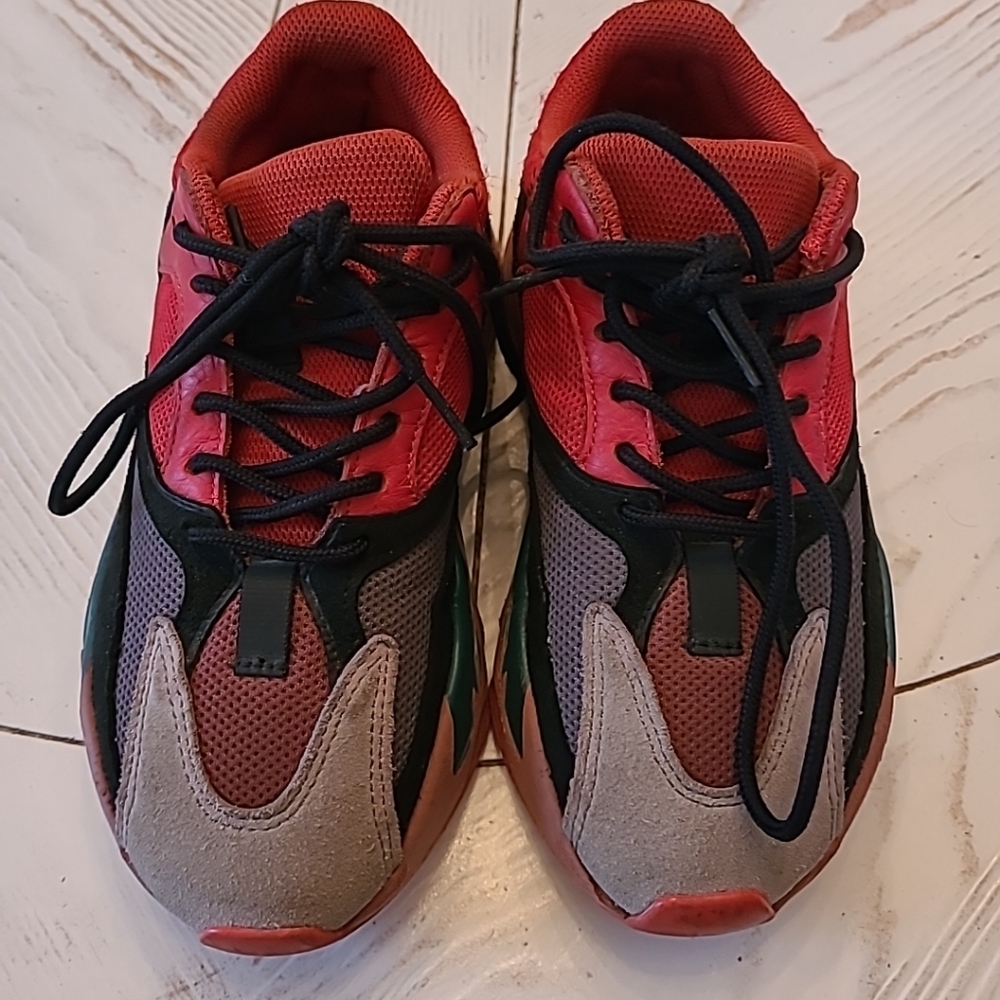 Adidas YEEZY, Size 5 Kid, Fair
